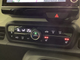 オートエアコンタイプなので細かい操作なしで快適温度に調整してくれます。シートヒーター付きで、冷えた車内でもスイッチを押せば数秒で座面と背もたれがあたたかくなります。