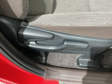 シートハイトアジャスターが付いているので運転姿勢を調整するのに便利ですね。身長に合ったシートポジションは安全運転や疲労軽減にもつながります。