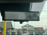 【インテリジェントルームミラー】後方のカメラ画像が映し出されるので、乗員や荷物でさえぎられがちな後方視界をクリアに保ちます♪