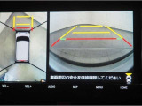 車両を上から見たような映像をディスプレイオーディオ画面に表示。運転席からの目視だけでは見にくい、車両周辺の状況をリアルタイムでしっかり確認できます。
