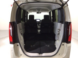 リアシートを倒すと、ラゲッジスペースを広くお使いいただけます!