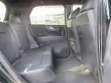 2列目も足元が広々しています。足元が狭い車は乗っていても疲れますよね・・・これだけ広ければ後部座席の方も大満足!皆様で楽しいドライブを!