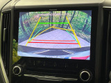 【バックカメラ】駐車時に後方がリアルタイム映像で確認できます。大型商業施設や立体駐車場での駐車時や、夜間のバック時に大活躍!運転スキルに関わらず、今や必須となった装備のひとつです!