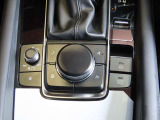 シフトレバーの手前には、モニター画面を操作するコマンダースイッチが設置されています。使い易いジョグダイヤル式ですので、慣れてくれば手探りでも操作が可能です。スイッチ類の手触りや操作感も良好です!