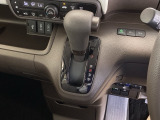 自然に手が届き、操作性の良いインパネシフトに、パーキングブレーキは、フットブレーキタイプなので、運転席と助手席の間はすっきりしています。
