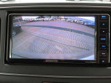 カラーで後方映像をモニターに映し出してくれるので、ショッピングモールのような狭い駐車場であったとしても障害物を見つけ、楽々駐車することができますね。