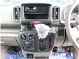 『1台』のお車に対して、3名体制で日々議論を重ね仕入れを行っております。