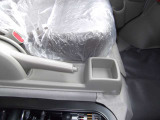 運転席と助手席の間のセンターコンソールトレイ