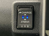 こちらのクルマはUSB接続コネクタも装備されています♪スマホの充電などにお使い下さい。ご旅行中での充電切れも、これなら心配いりませんね!
