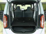 リアシートを倒せば広々荷室の出来上がり♪アレンジ次第でさまざまな荷物が積み込めますよ。