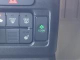 ワンプッシュで起動できる、ECONモード。アクセル操作に対する加速を穏やかにするとともに、空調の強さを調整することで電力消費を抑え、走行距離を延ばせます。