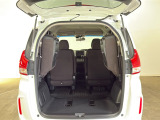 後部座席の座面を跳ね上げれば、背の高いお荷物も積み込みやすくなります。