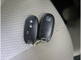 リモコンキーを取り出さなくてもエンジンのON/OFFやドアの開錠・施錠がスイッチ一つで行えるスマートキーです♪
