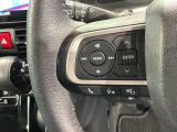 ステアリングにオーディオ操作スイッチが付いています。オーディオ画面に直接タッチしなくても操作が出来ますので、運転に集中できます。