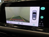ギアをリバースに入れると車両後方の映像を映し出します。画面にはガイドラインが表示され、車庫入れや縦列駐車などの際に安全確認をサポートします。