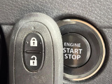 【キーレススタートシステム】カバンやポケットに入れたままでもドアの施錠・解錠が可能なスマートキーを装備。エンジンのオン・オフ時もカギを取り出す必要が無いからとっても便利です♪