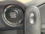 【キーレススタートシステム】カバンやポケットに入れたままでもドアの施錠・解錠が可能なスマートキーを装備。エンジンのオン・オフ時もカギを取り出す必要が無いからとっても便利です♪