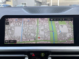 BMWのナビゲーションは操作性も良く、詳細な地図情報と交通状況を見やすく表示し、快適なドライビングをサポートしながら目的地までナビゲートします。