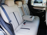後部座席も広々スペースです。大きな座面とリクライニング機能でゆったりロングドライブをお楽しみいただけます。