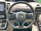 インテリアに合わせたデザインのステアリングは、運転される方のことも考え、運転しやすい形状、大きさです。是非一度、実際に触ってお確かめください。