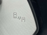 ブラインドスポットモニター(BSM)を装備しています。隣を走る車両が死角に入るとミラー内LEDインジケーターが点灯。さらに、ウィンカーを出すとインジケーターが光って点滅して注意を促してくれます。
