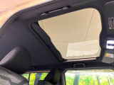 【ガラスルーフ】ガラスルーフ搭載で車内の解放感が一気にアップ!開放的なドライブをお楽しみいただけます。