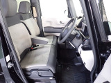 フロントシートはベンチシートです、運転席と助手席の移動が簡単です。真ん中にはアームレストも装備されています! また運転席シートの高さも調整できます。