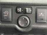 【電動格納ミラー】狭路の通行時や狭い場所に停車させるときに活躍する装備ですね。ボタン一つでドアミラーが格納されます。