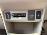 前席センター部分にはシートヒーターのスイッチ、ETC、シガーソケットが付いています!