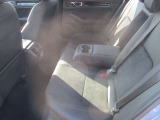 ゆとりのある広々リアシートです。アームレスト付きです。