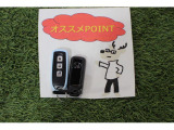 キーフリーシステムになっています。電子キーを携帯しているだけ、それだけでドアのロック開閉からエンジンの始動までできちゃいます♪