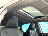 【サンルーフ】開放感たっぷりの希少装備、サンルーフが装着されています!車内に明かりを取り入れたり景色を楽しむ以外にも、車内の空気も簡単に換気できて快適です!