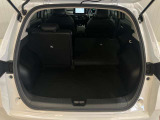 【ラゲッジルーム】後部座席を倒せば大きな荷物も積むことが出来ます!!