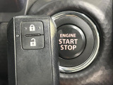 【キーレススタートシステム】カバンやポケットに入れたままでもドアの施錠・解錠が可能なスマートキーを装備。エンジンのオン・オフ時もカギを取り出す必要が無いからとっても便利です♪
