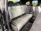 後部座席も気になるようなキズ・汚れやへたり等、大きなダメージはなく、良好な状態です。