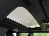 【サンルーフ】開放感たっぷりの希少装備、サンルーフが装着されています!車内に明かりを取り入れたり景色を楽しむ以外にも、車内の空気も簡単に換気できて快適です!