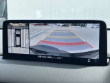 360&deg;ビューモニターでは、両サイドとフロント、バックカメラの合成で、あたかも上空から見下ろした様に周囲を確認して頂けます。駐車場だけでなく、T字路等でも活躍のアイテムです!
