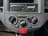 エアコンはシンプルなマニュアル式です。