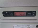リヤ側にもオートエアコンを装備しております。車内の温度調整をより行い易くなっております。