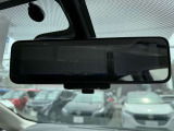 インテリジェントル-ムミラ-付です。切り替えレバーで車両後方の映像をミラーに映し出すので車内の状況や天候に左右されず、とっても見やすいです!