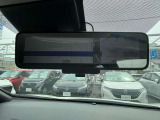 インテリジェントル-ムミラ-付です。切り替えレバーで車両後方の映像をミラーに映し出すので車内の状況や天候に左右されず、とっても見やすいです!
