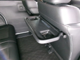 両席カップホルダー付きシートバックテーブルです。飲み物やちょっとした小物を置くのに大変便利で使い勝手が良いです。