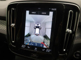 【360&deg;ビューカメラ】4台の高解像度カメラで360度の鳥瞰図を表示。隣の車や壁、死角にある障害物などを画面で確認できるため、狭いスペースでの駐車・出入りも安心です。