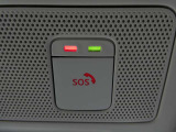 急病時や危険を感じた時、SOSコールスイッチを押すと専門のオペレータに繋がって、警察や消防への連携をサポートしてくれます。また、万が一の事故発生時には、エアバッグ展開と連動して自動通報します。