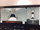 幅も大きいクルマなので、すれ違いも心配ですよね。バックカメラだけでなく、サイドカメラも装備しています。裏道のすれ違いの時なども、活躍してくれます。