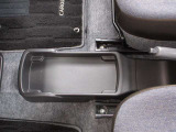 運転席と助手席の間にドリ小物入れがあります。すぐに手が届く位置にあるため、メガネケースやスマートフォン、ハンドタオルなど、よく使うものを置くのに便利です。