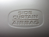 サイドカーテンエアバックシステムは、側面衝突時に大人から子供までさまざまな体格の乗員の頭部や頚部を広範囲で保護。特にセンターピラーへの頭部衝突を防ぐ展開性能を実現しています。