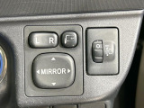 【電動格納ミラー】サイドミラーは電動格納式となっており、狭い駐車場でもキズがつくリスクを抑えられます。
