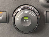 マニュアルエアコンが装備されております。