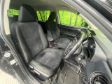 運転席まわりには十分なスペースがあり、大柄な方でもゆったり運転していただける環境です。